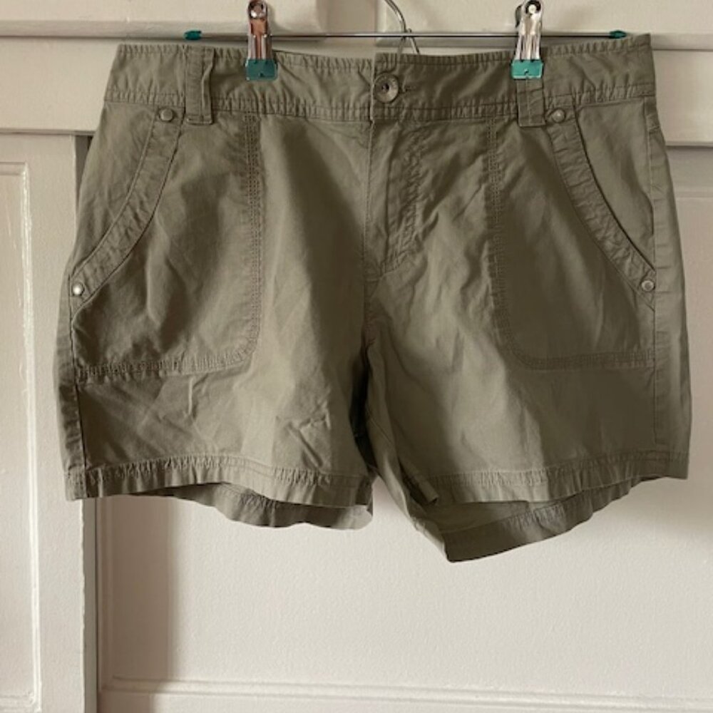 DKNY Women's Cargo Style Shorts Size 8 Olive Green Hiking Walking